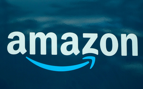 Amazon-Logo auf einem US-Lieferwagen. - Foto: Steven Senne/AP/dpa