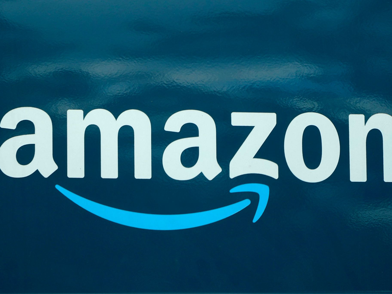 Amazon-Logo auf einem US-Lieferwagen. - Foto: Steven Senne/AP/dpa