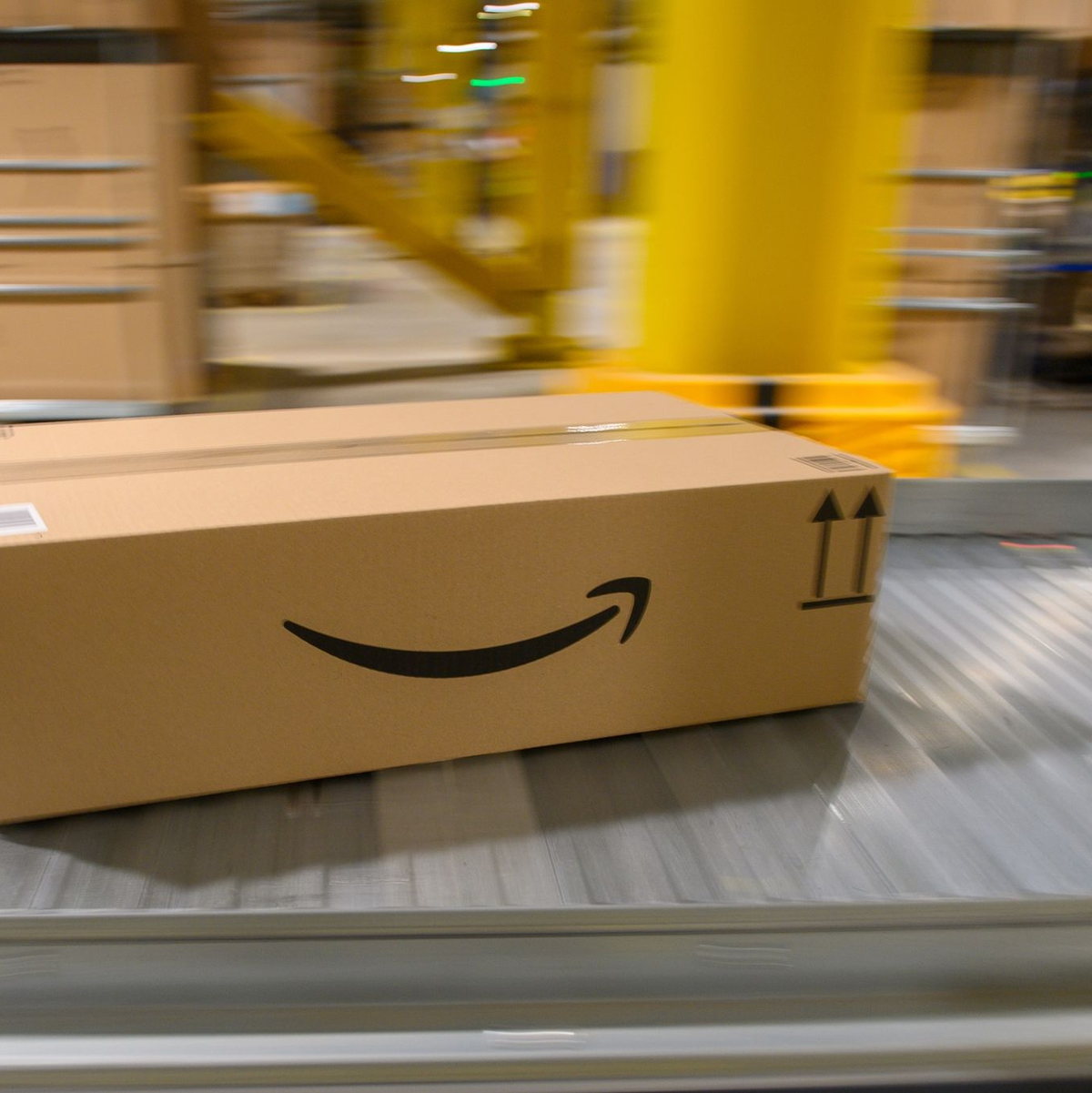 Paket auf einem Förderband im einem Amazon-Logistikzentrum. - Foto: Klaus-Dietmar Gabbert/dpa