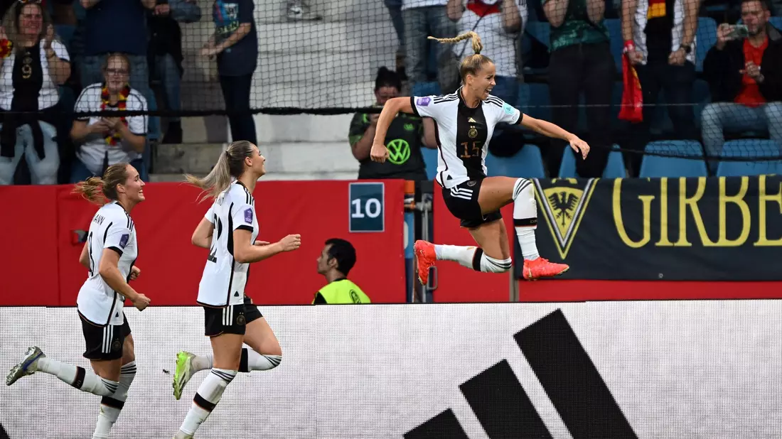 Giulia Gwinn (r) bejubelt ihr Tor zum 2:0. - Bild: Federico Gambarini/dpa