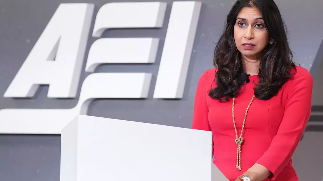 Suella Braverman, Innenministerin von Großbritannien, fährt einen harten Kurs gegen Migrantinnen und Migranten. - Bild: Stefan Rousseau/PA Wire/dpa