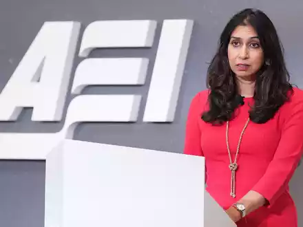 Suella Braverman, Innenministerin von Großbritannien, fährt einen harten Kurs gegen Migrantinnen und Migranten. - Foto: Stefan Rousseau/PA Wire/dpa