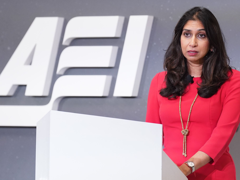 Suella Braverman, Innenministerin von Großbritannien, fährt einen harten Kurs gegen Migrantinnen und Migranten. - Foto: Stefan Rousseau/PA Wire/dpa