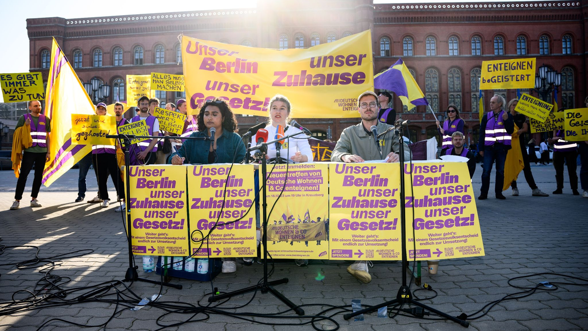 Bana Mahmood (l-r), Veza Clute-Simon und Achim Lindemann von der «Initiative Deutsche Wohnen & Co enteignen» bei der Pressekonferenz vor dem Roten Rathaus in Berlin. - Foto: Bernd von Jutrczenka/dpa