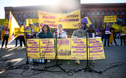 Bana Mahmood (l-r), Veza Clute-Simon und Achim Lindemann von der «Initiative Deutsche Wohnen & Co enteignen» bei der Pressekonferenz vor dem Roten Rathaus in Berlin. - Foto: Bernd von Jutrczenka/dpa Bana Mahmood (l-r), Veza Clute-Simon und Achim Lindemann von der «Initiative Deutsche Wohnen & Co enteignen» bei der Pressekonferenz vor dem Roten Rathaus in Berlin. - Foto: Bernd von Jutrczenka/dpa