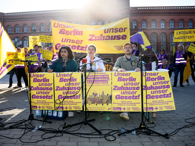 Bana Mahmood (l-r), Veza Clute-Simon und Achim Lindemann von der «Initiative Deutsche Wohnen & Co enteignen» bei der Pressekonferenz vor dem Roten Rathaus in Berlin. - Foto: Bernd von Jutrczenka/dpa