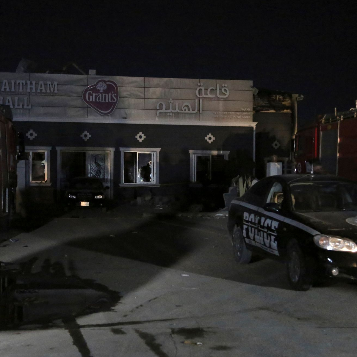 Polizei und Rettungskräfte am Ort des tödlichen Brandes. - Foto: Farid Abdulwahed/AP