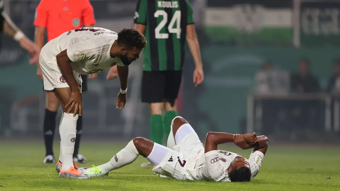 Brach sich den Unterarm: Serge Gnabry (unten). - Bild: Friso Gentsch/dpa