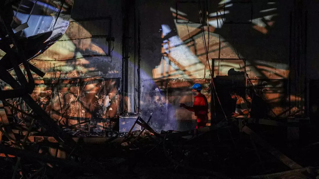 Leicht entflammbares Material in der Halle ließ diese in kurzer Zeit in Flammen aufgehen und einstürzen. - Bild: Ismael Adnan/dpa