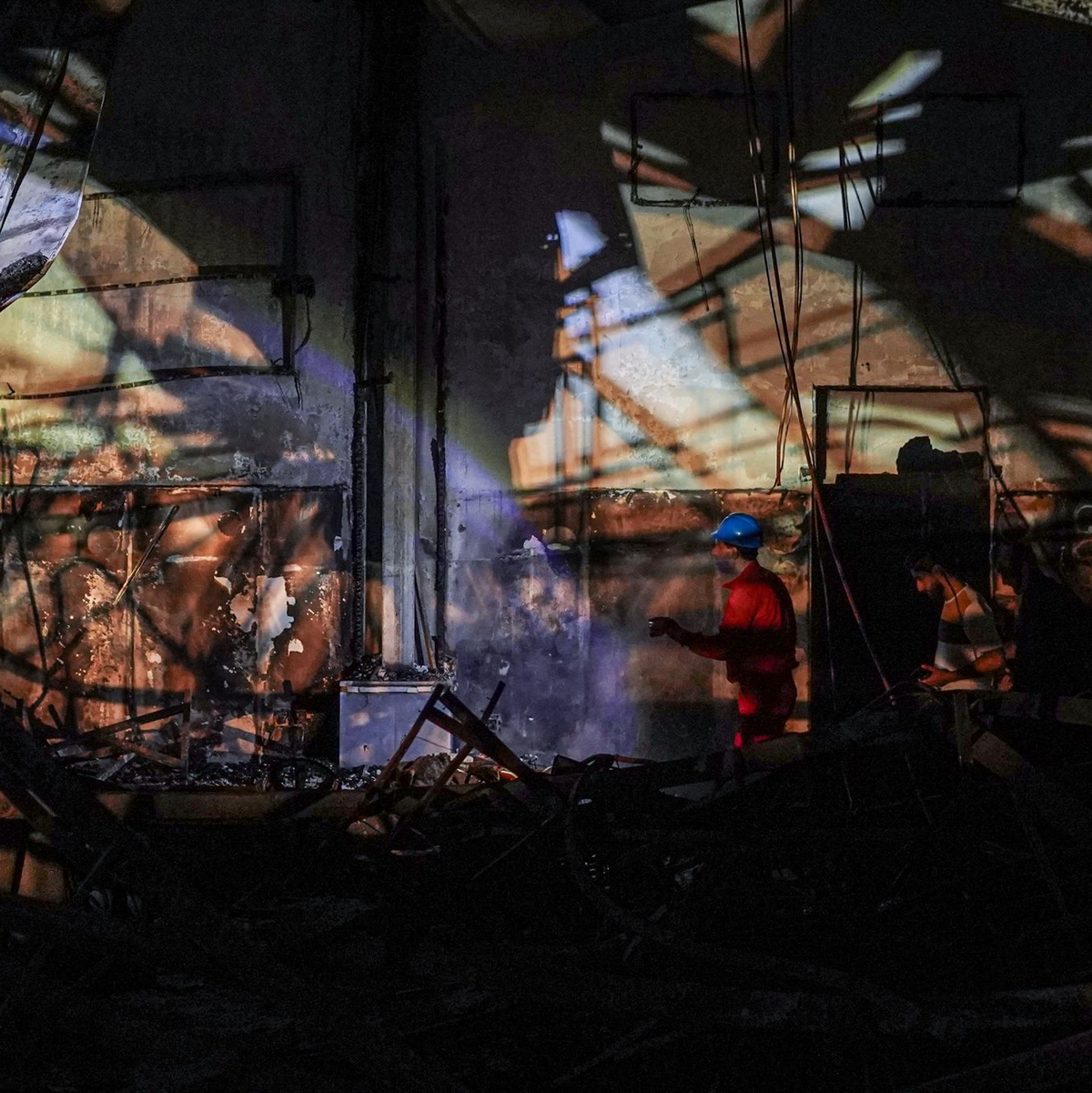 Leicht entflammbares Material in der Halle ließ diese in kurzer Zeit in Flammen aufgehen und einstürzen. - Foto: Ismael Adnan/dpa