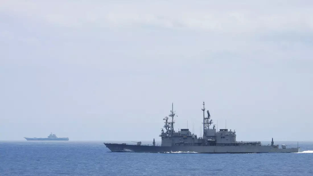 Ein taiwanesisches Marineschiff (vorne) beobachtet einen chinesischen Flugzeugträger in der Nähe taiwanesischer Gewässer. Die Meerenge zwischen China und Taiwan ist erneut Schauplatz militärischen Machtgebarens. - Bild: Uncredited/Taiwan Ministry of National Defense/AP/dpa