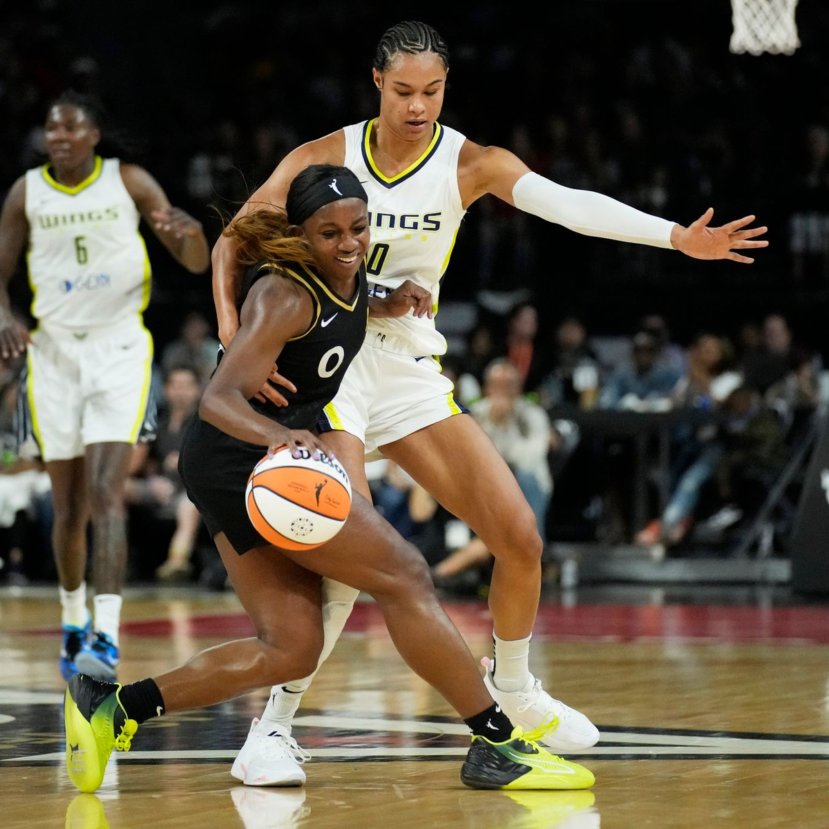 Die deutsche Nationalspielerin Satou Sabally (r) steht mit den Wings vor dem Aus. - Foto: John Locher/AP