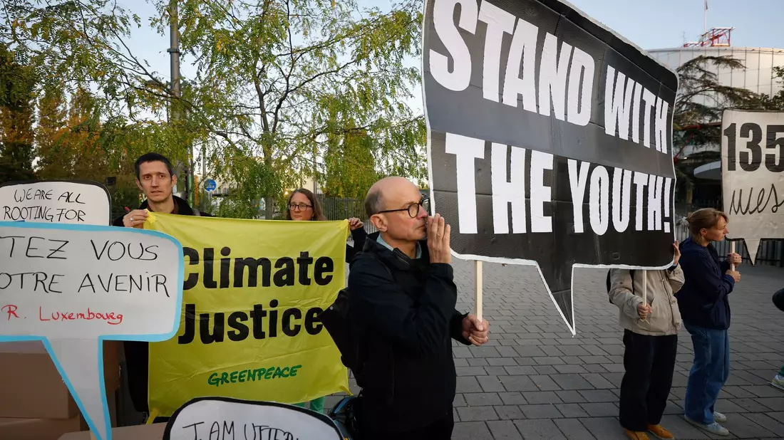 Protestierende beschuldigen vor dem Europäischen Gerichtshof für Menschenrechte mit Blick auf die Klimakrise die europäischen Regierungen, die Menschenrechte der Jugendlichen zu verletzen. - Bild: Jean-Francois Badias/AP