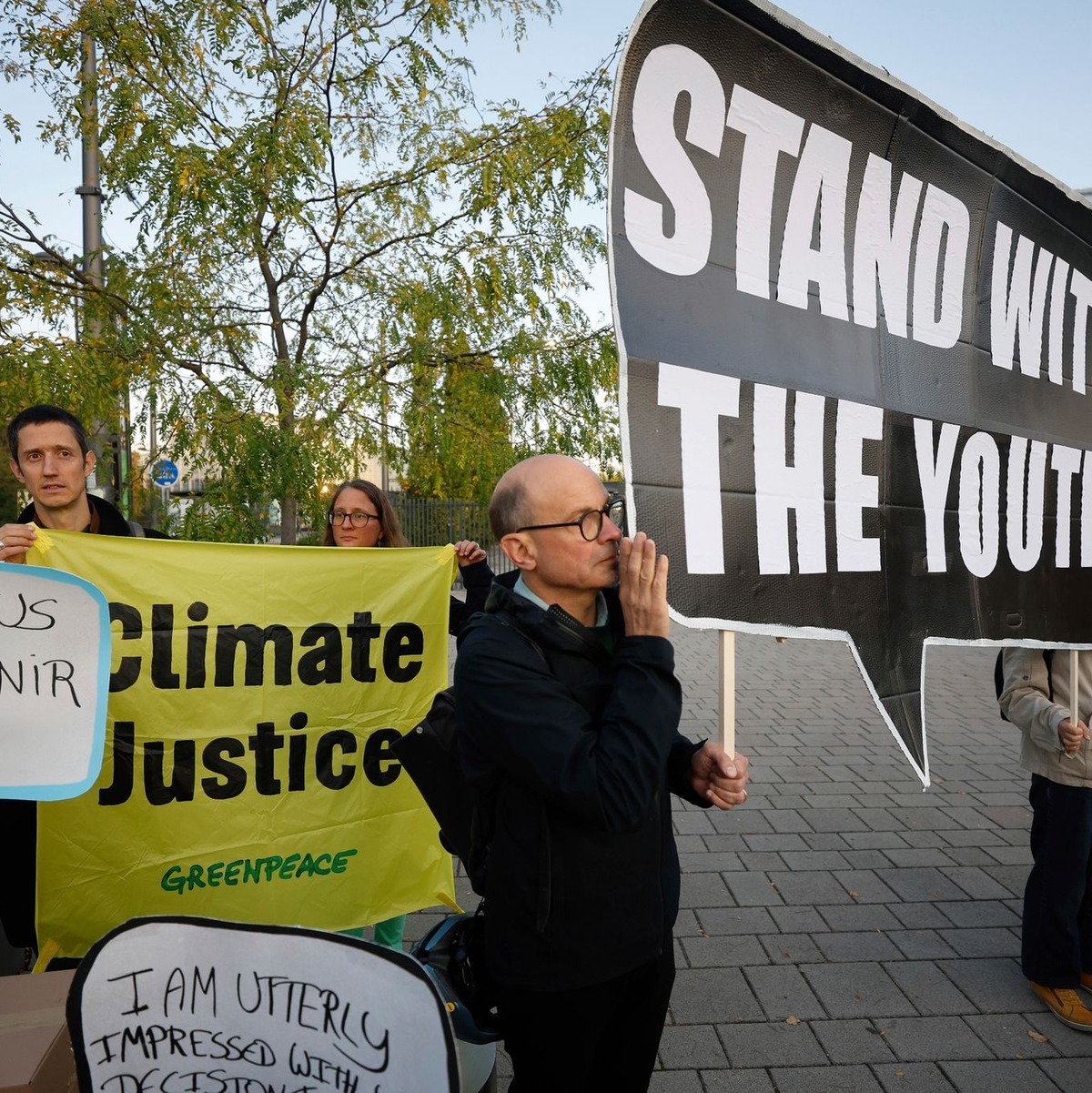 Protestierende beschuldigen vor dem Europäischen Gerichtshof für Menschenrechte mit Blick auf die Klimakrise die europäischen Regierungen, die Menschenrechte der Jugendlichen zu verletzen. - Foto: Jean-Francois Badias/AP