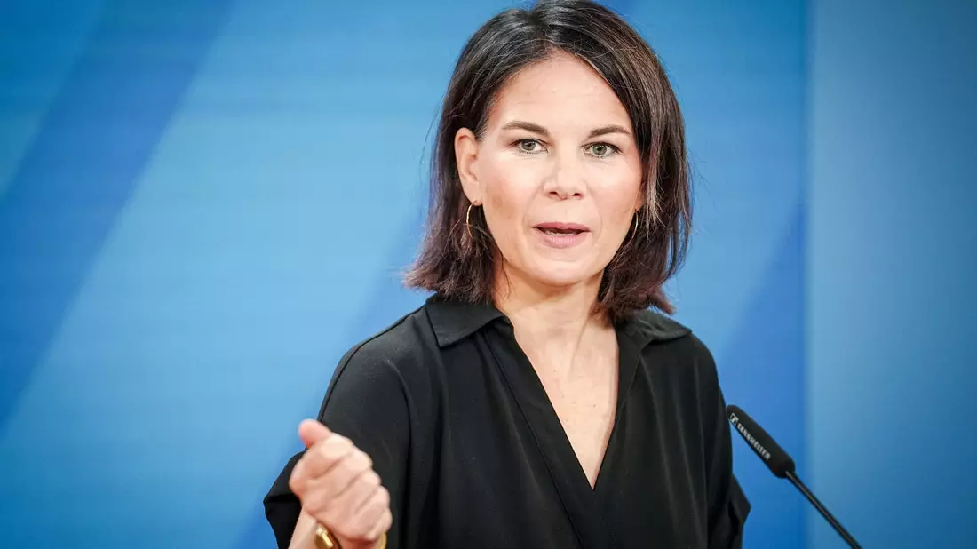 Kanzler Scholz verschärft im Streit um zusätzliche Ukraine-Hilfen den Ton. Die Außenministerin findet dazu klare Worte.  - Bild: Kay Nietfeld/dpa