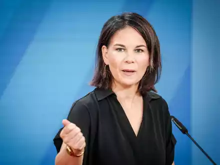 Kanzler Scholz verschärft im Streit um zusätzliche Ukraine-Hilfen den Ton. Die Außenministerin findet dazu klare Worte.  - Foto: Kay Nietfeld/dpa
