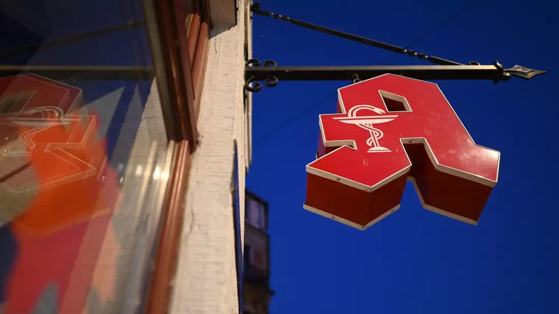 Eine Apotheke in Dresden: Heute schließen viele Apotheken die Türen. - Bild: Robert Michael/dpa