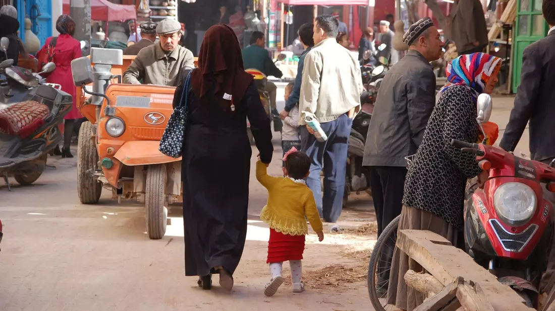 Eine belebte Straße in der Stadt Kashgar im westchinesischen Xinjiang (Archivbild). - Bild: picture alliance / dpa
