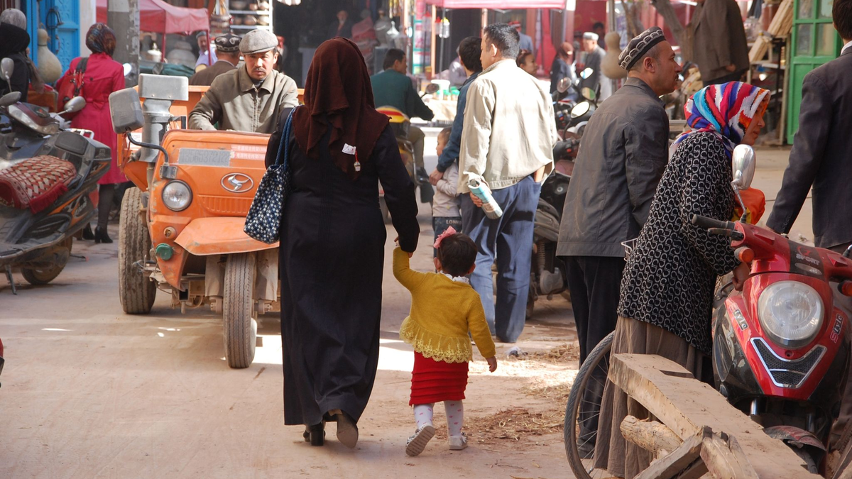 Eine belebte Straße in der Stadt Kashgar im westchinesischen Xinjiang (Archivbild). - Foto: picture alliance / dpa