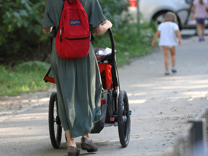 Mutter mit Kind und Kinderwagen (Archiv) - Foto: ?ber dts Nachrichtenagentur