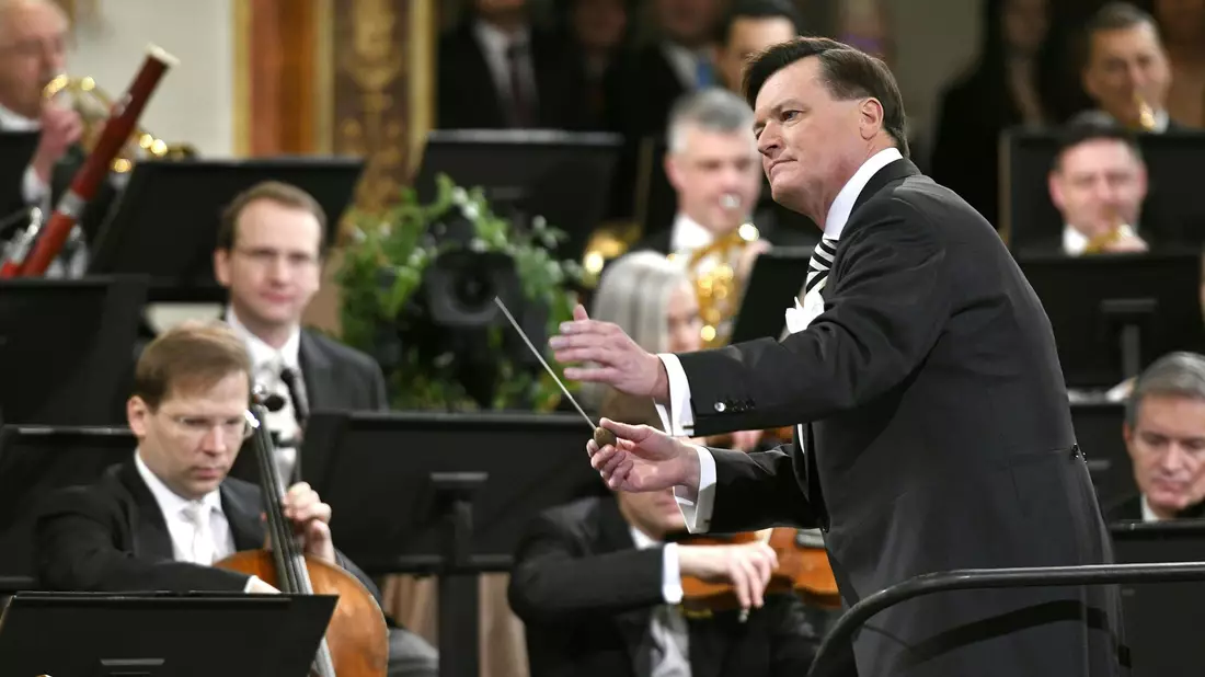 Dirigent Christian Thielemann und die Wiener Philharmoniker beim Neujahrskonzert 2019. - Bild: Herbert Neubauer/APA/dpa