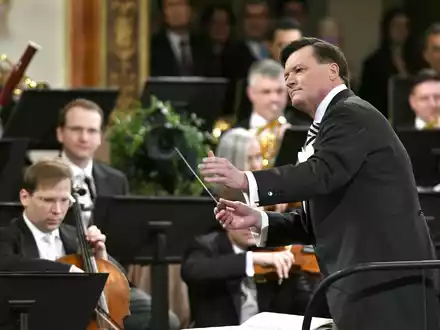 Dirigent Christian Thielemann und die Wiener Philharmoniker beim Neujahrskonzert 2019. - Foto: Herbert Neubauer/APA/dpa