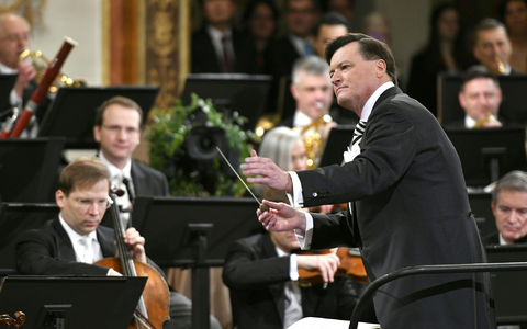 Dirigent Christian Thielemann und die Wiener Philharmoniker beim Neujahrskonzert 2019. - Foto: Herbert Neubauer/APA/dpa