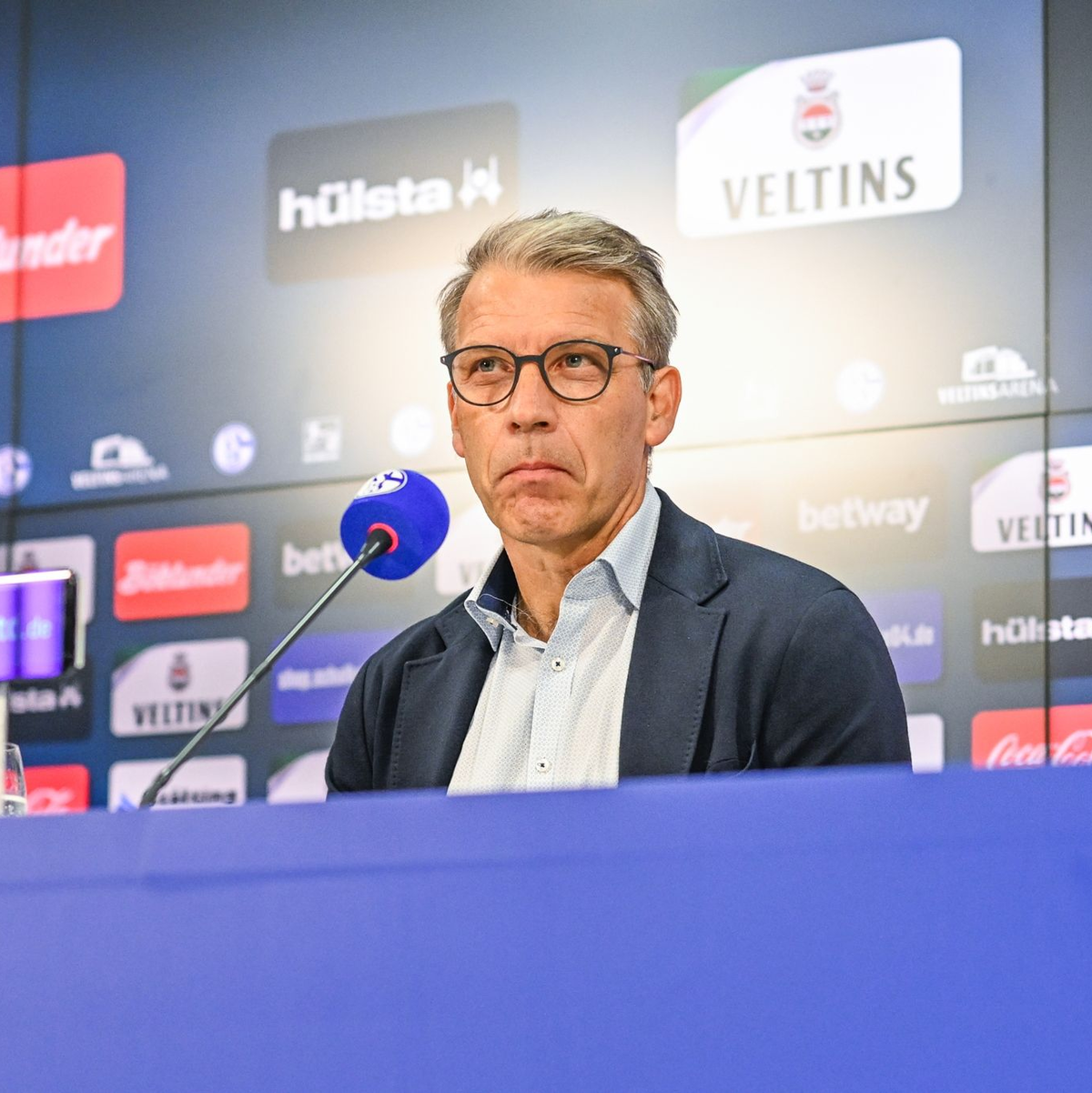 Schalkes Sportvorstand Peter Knäbel muss einen neuen Trainer suchen. - Foto: Tim Rehbein/dpa