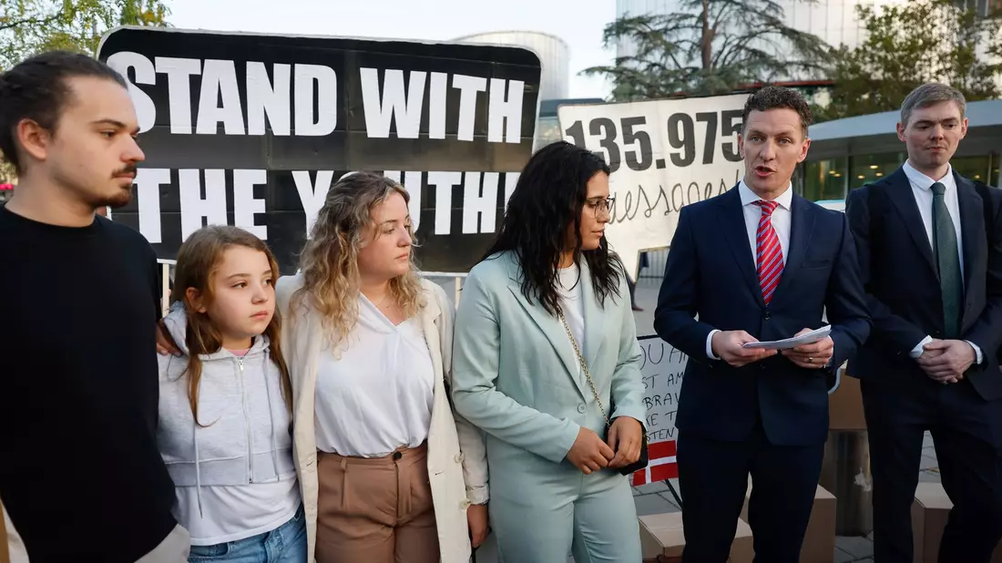 Die Geschwister Martim, Mariana und Claudia Agostinho, Catarine Mota und der Anwalt Gearoid o Cuinn (von links) beschuldigen mit Blick auf die Klimakrise 32 europäische Regierungen, ihre Menschenrechte zu verletzen. - Bild: Jean-Francois Badias/AP/dpa