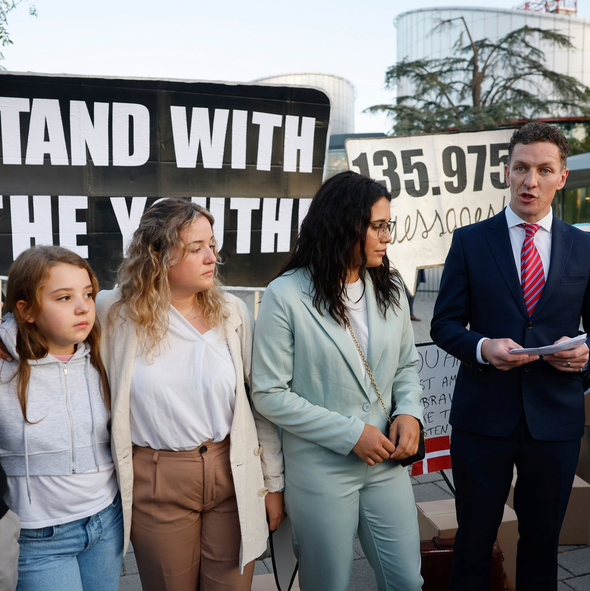 Die Geschwister Martim, Mariana und Claudia Agostinho, Catarine Mota und der Anwalt Gearoid o Cuinn (von links) beschuldigen mit Blick auf die Klimakrise 32 europäische Regierungen, ihre Menschenrechte zu verletzen. - Foto: Jean-Francois Badias/AP/dpa