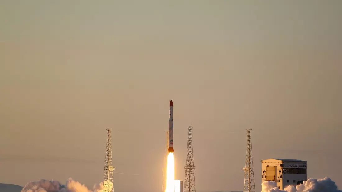 Eine Rakete startet an einem ungenannten Ort im Iran. Die Rakete sollte 2017 drei Forschungssatelliten in die Luft bringen. Jetzt wurde erneut ein Satellitenstart vermeldet. - Bild: Uncredited/Iranian Defense Ministry/AP/dpa