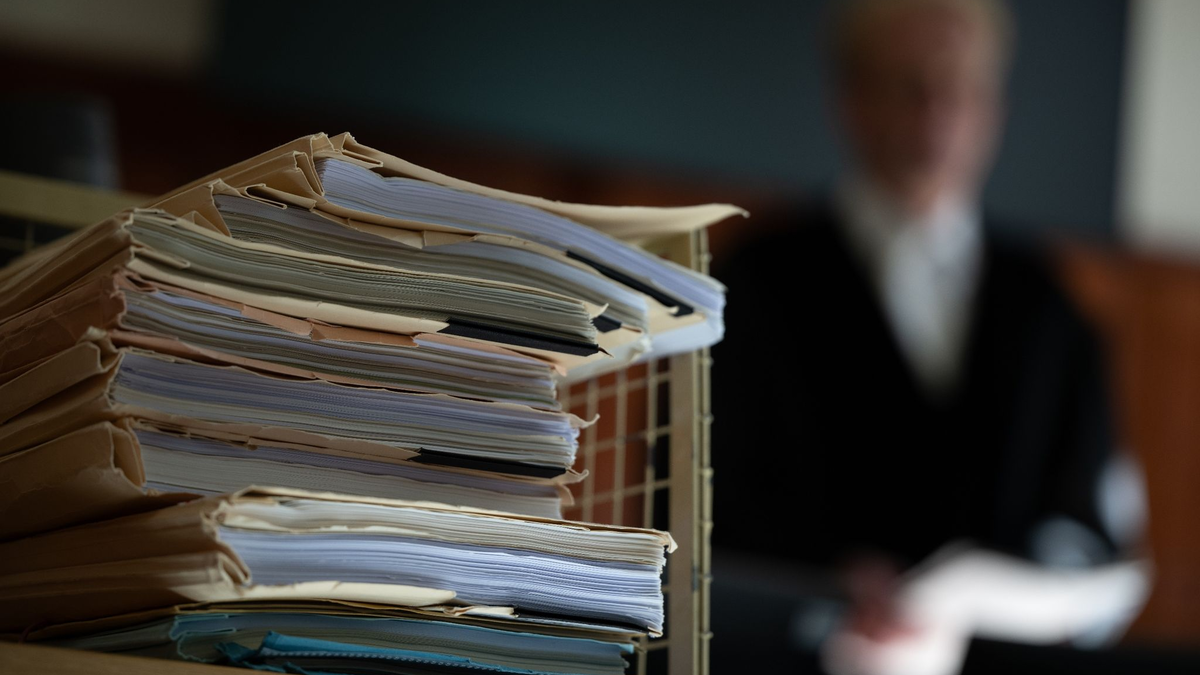 Prozessakten im Gerichtssaal. - Foto: Sebastian Christoph Gollnow/dpa