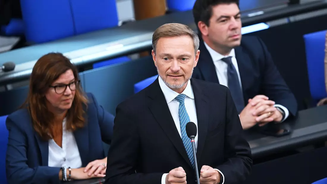 Bundesfinanzminister Christian Lindner (FDP, M) will 2025 Bürgerinnen und Bürger mit dem Klimageld entlasten. - Bild: Britta Pedersen/dpa