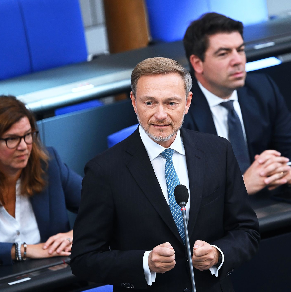 Bundesfinanzminister Christian Lindner (FDP, M) will 2025 Bürgerinnen und Bürger mit dem Klimageld entlasten. - Foto: Britta Pedersen/dpa