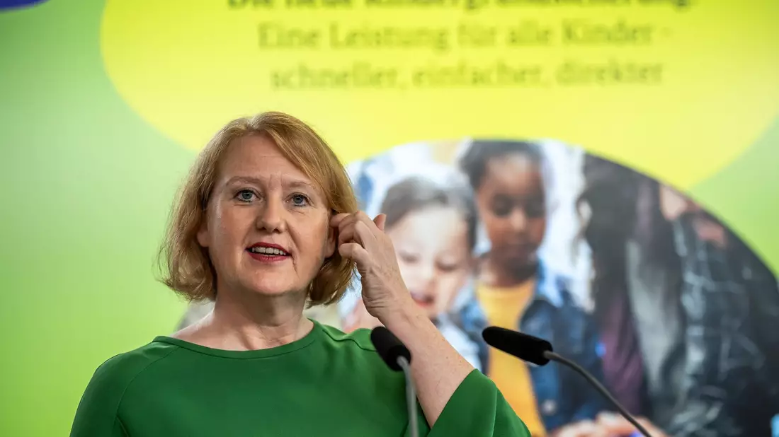 Lisa Paus hat sich für die Kindergrundsicherung eingesetzt. - Bild: Michael Kappeler/dpa