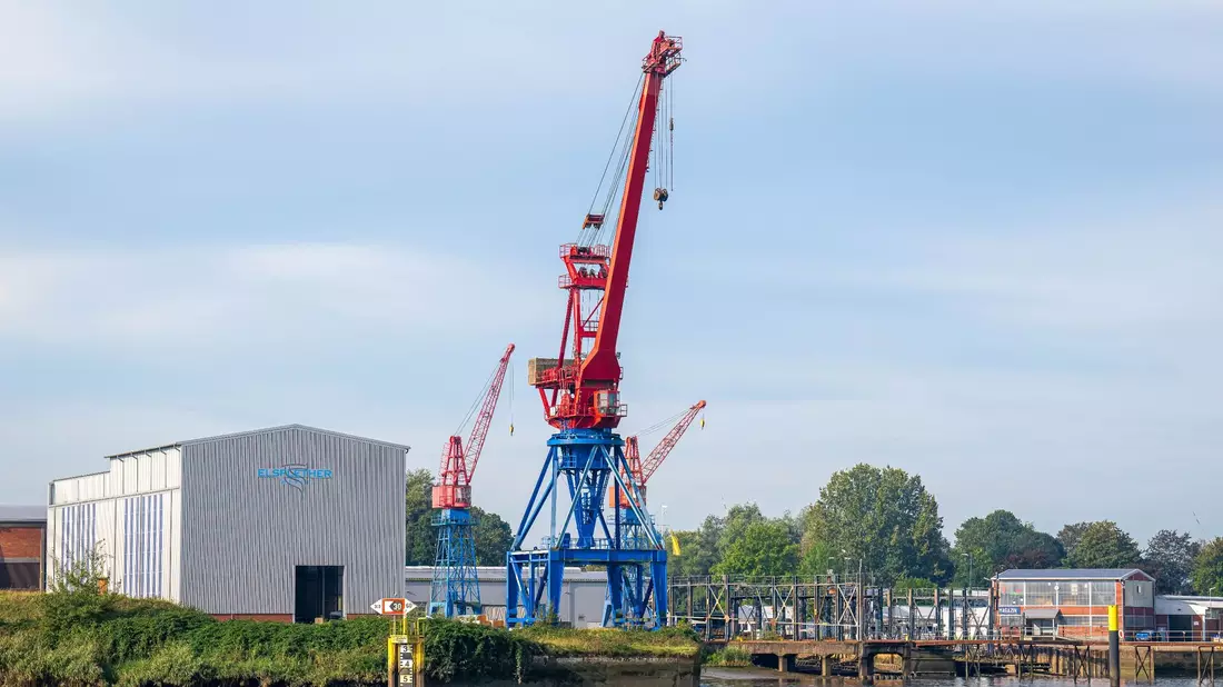 Die Elsflether Werft an der Hunte in Niedersachsen. - Bild: Sina Schuldt/dpa