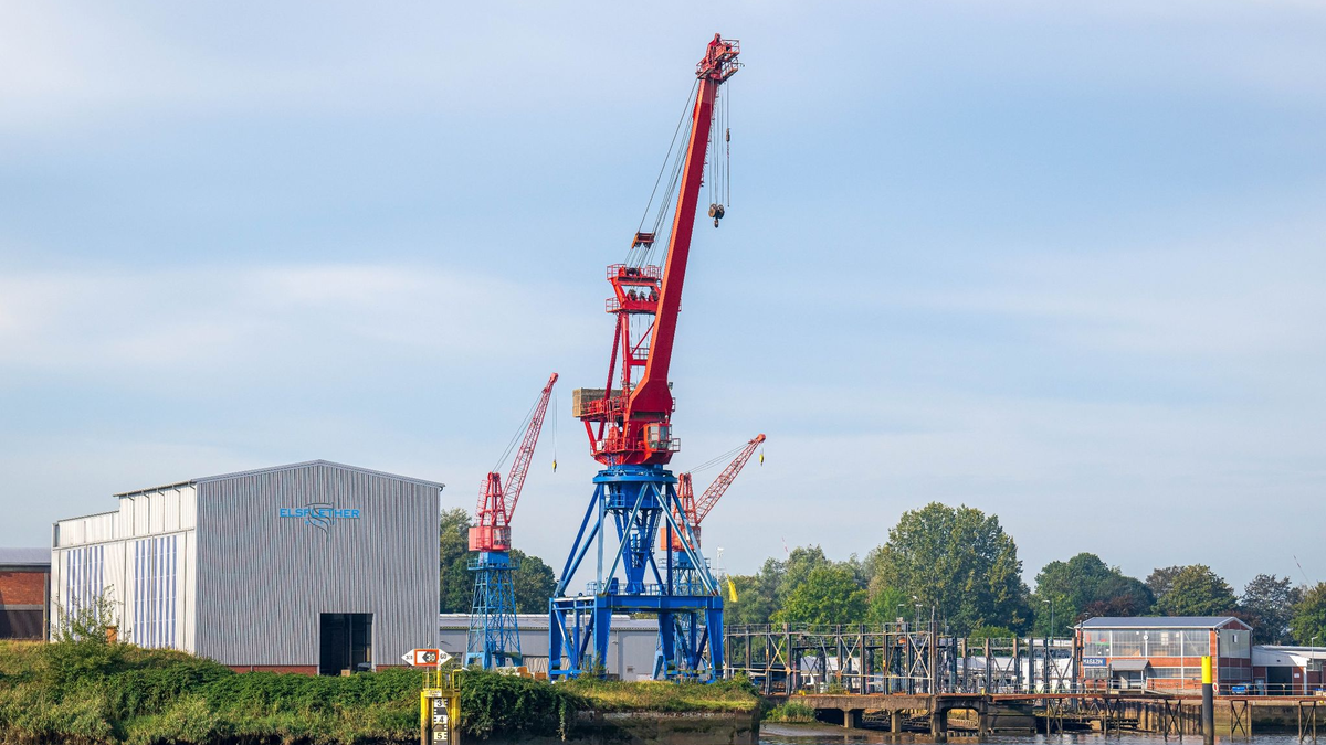 Die Elsflether Werft an der Hunte in Niedersachsen. - Foto: Sina Schuldt/dpa