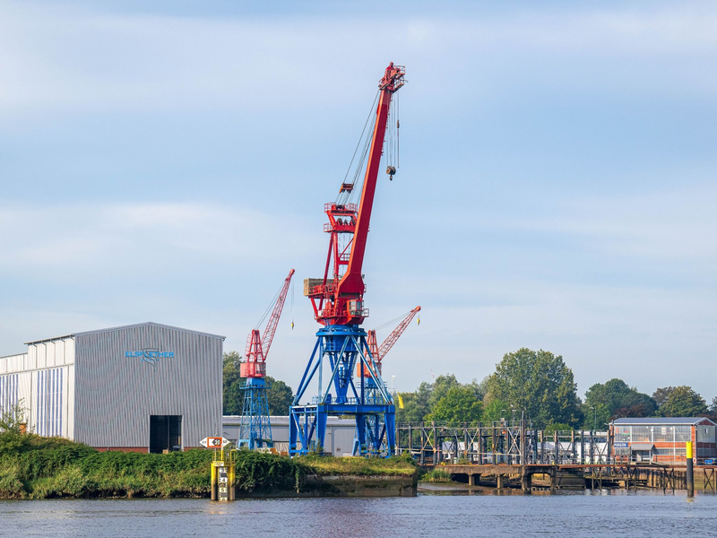 Die Elsflether Werft an der Hunte in Niedersachsen. - Foto: Sina Schuldt/dpa
