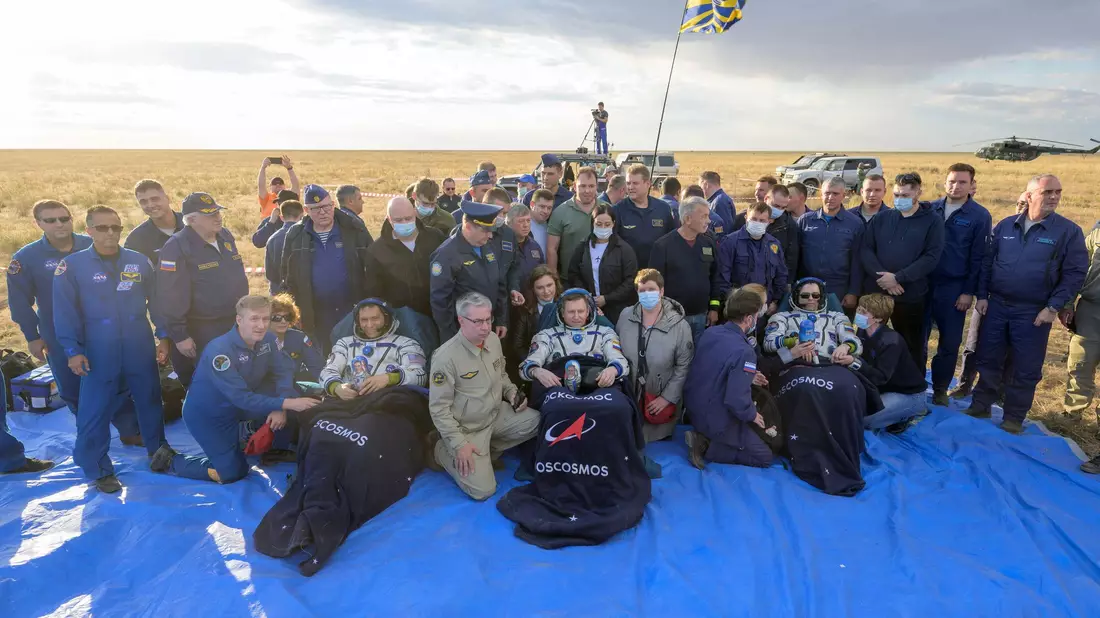 Frank Rubio (links unten), Sergej Prokopjew (M.) und Dmitri Petelin, vor der Raumkapsel «Sojus MS-23». - Bild: Bill Ingalls/NASA/AP/dpa