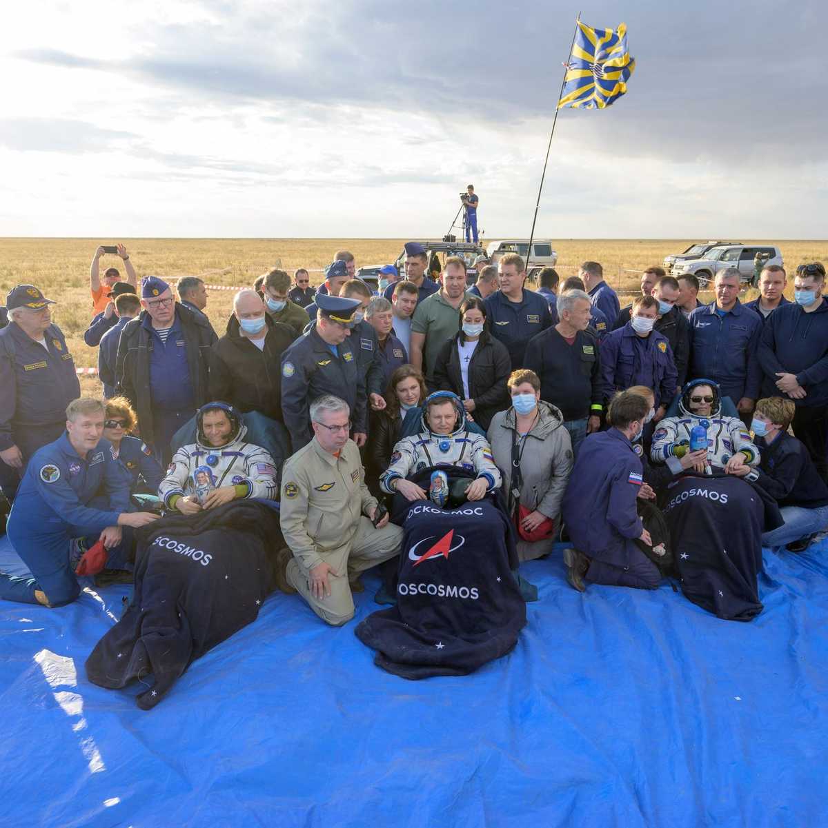 Frank Rubio (links unten), Sergej Prokopjew (M.) und Dmitri Petelin, vor der Raumkapsel «Sojus MS-23». - Foto: Bill Ingalls/NASA/AP/dpa