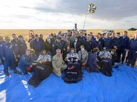 Frank Rubio (links unten), Sergej Prokopjew (M.) und Dmitri Petelin, vor der Raumkapsel «Sojus MS-23». - Foto: Bill Ingalls/NASA/AP/dpa