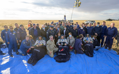 Frank Rubio (links unten), Sergej Prokopjew (M.) und Dmitri Petelin, vor der Raumkapsel «Sojus MS-23». - Foto: Bill Ingalls/NASA/AP/dpa