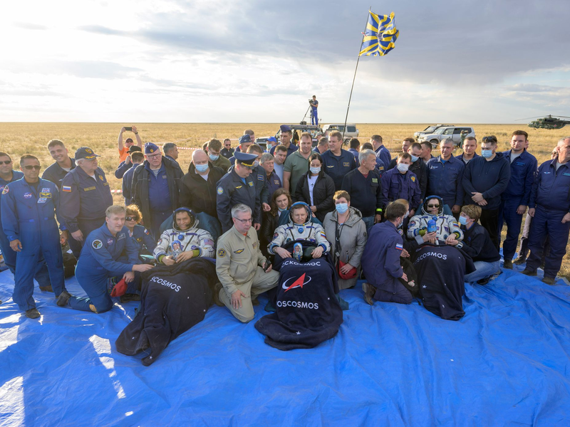 Frank Rubio (links unten), Sergej Prokopjew (M.) und Dmitri Petelin, vor der Raumkapsel «Sojus MS-23». - Foto: Bill Ingalls/NASA/AP/dpa