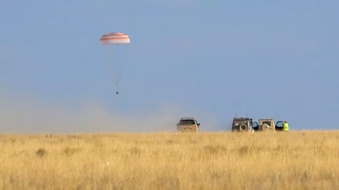 Bilderbuchlandung: Die Raumkapsel Sojus MS-23 setzt in der Steppe Kasachstans auf. - Bild: Bill Ingalls/NASA/AP/dpa