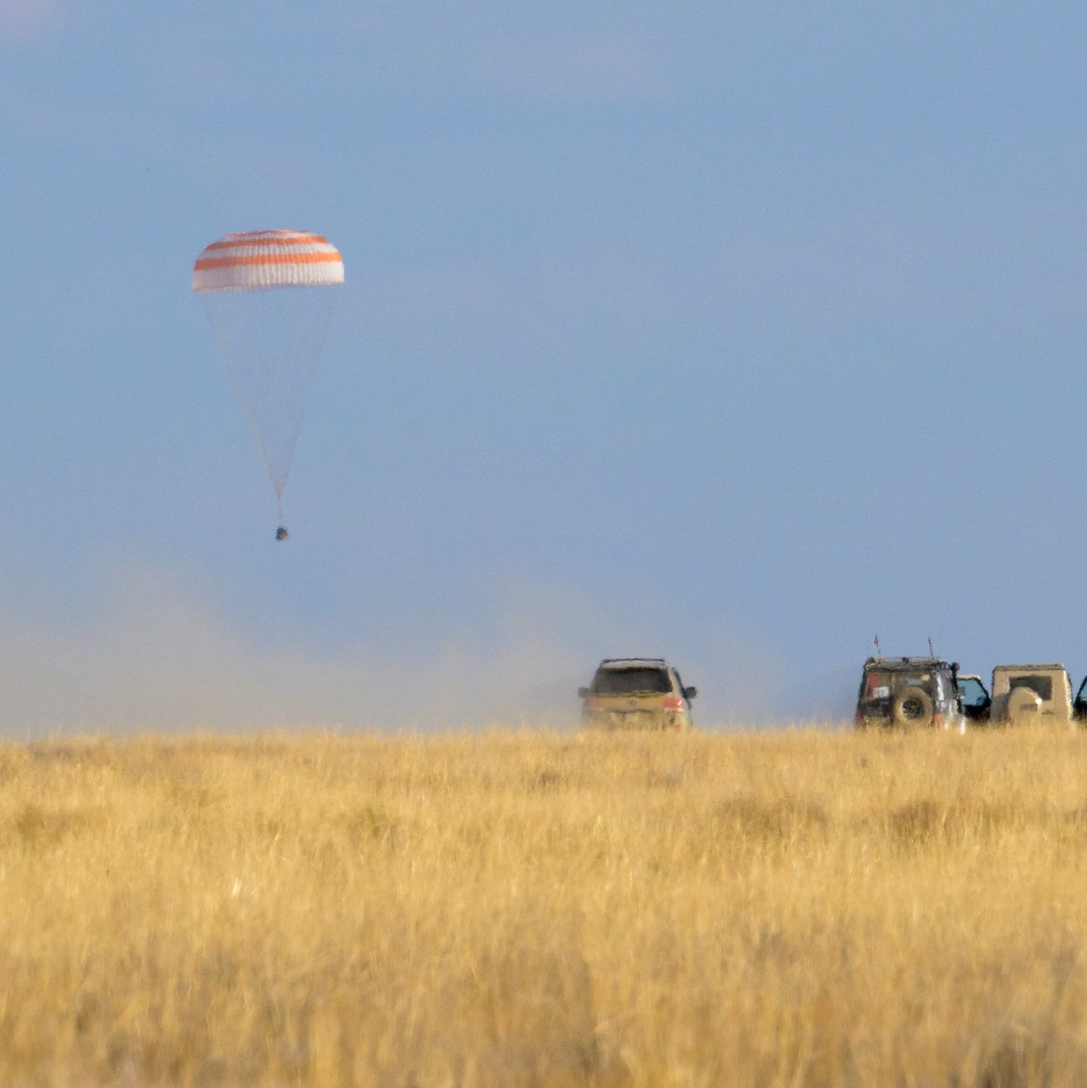 Bilderbuchlandung: Die Raumkapsel Sojus MS-23 setzt in der Steppe Kasachstans auf. - Foto: Bill Ingalls/NASA/AP/dpa