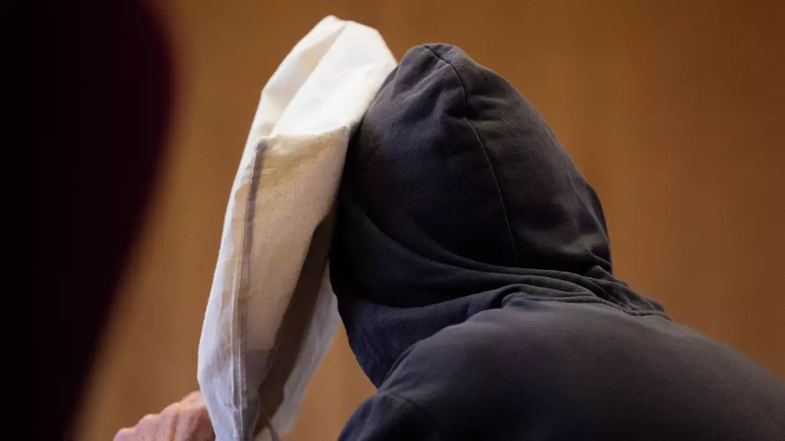 Bei dem Angeklagten handelt es sich um einen bereits verurteilten Doppelmörder. - Bild: Rolf Vennenbernd/dpa