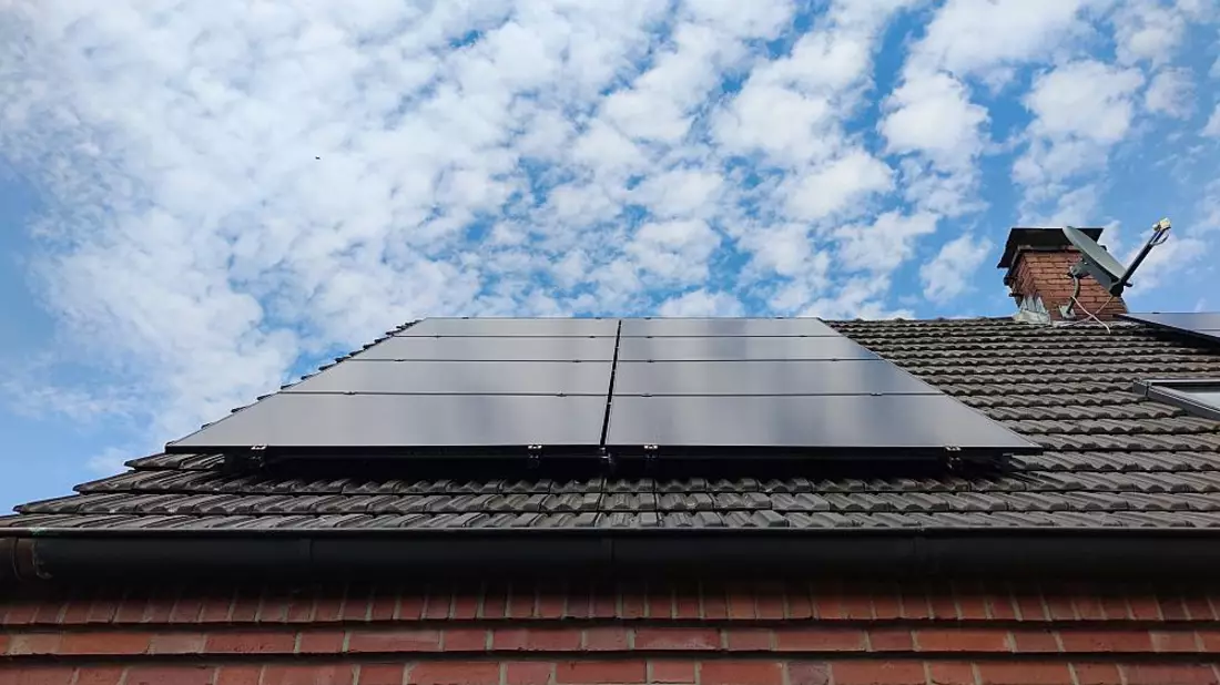 Solarzellen auf Hausdach (Archiv) - Bild: ?ber dts Nachrichtenagentur