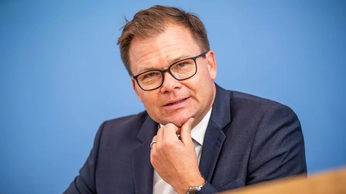 Staatsminister und Ostbeauftragter der Bundesregierung:
Carsten Schneider. - Bild: Michael Kappeler/dpa
