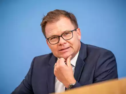 Der Ostbeauftragte Carsten Schneider bei der Vorstellung des Berichts zum Stand der Deutschen Einheit. - Foto: Michael Kappeler/dpa
