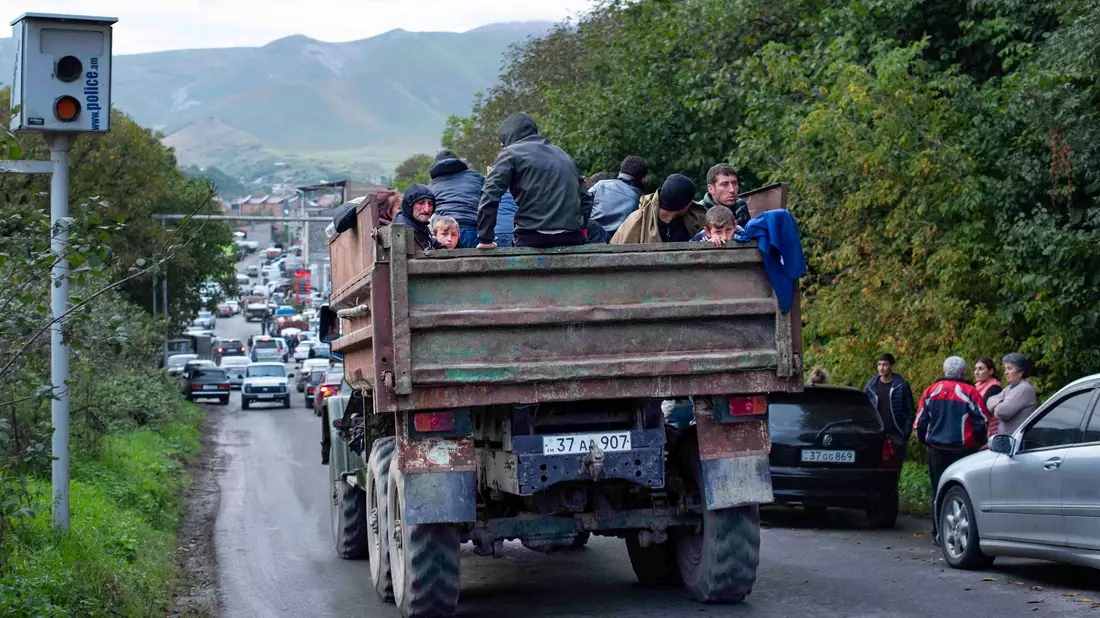 Nach der Eroberung des Gebietes Berg-Karabach durch Aserbaidschan wächst die Zahl der nach Armenien flüchtenden Menschen. - Bild: Gayane Yenokyan/AP/dpa